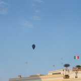 ...per stabilirne la direzione si attacca un palloncino a un filo molto lungo: liberato in aria fa capire dove soffia la corrente